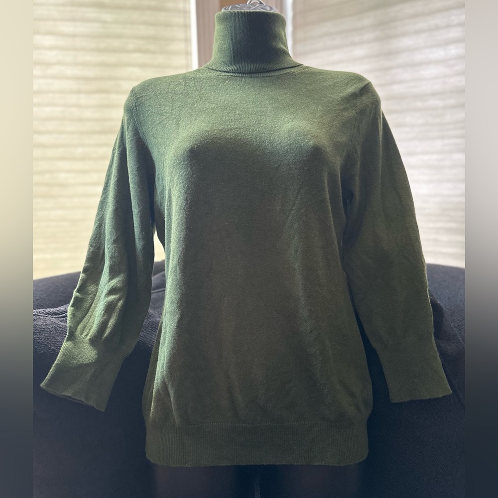 Banana Republic Vintage • green silk blend turtleneck • size small